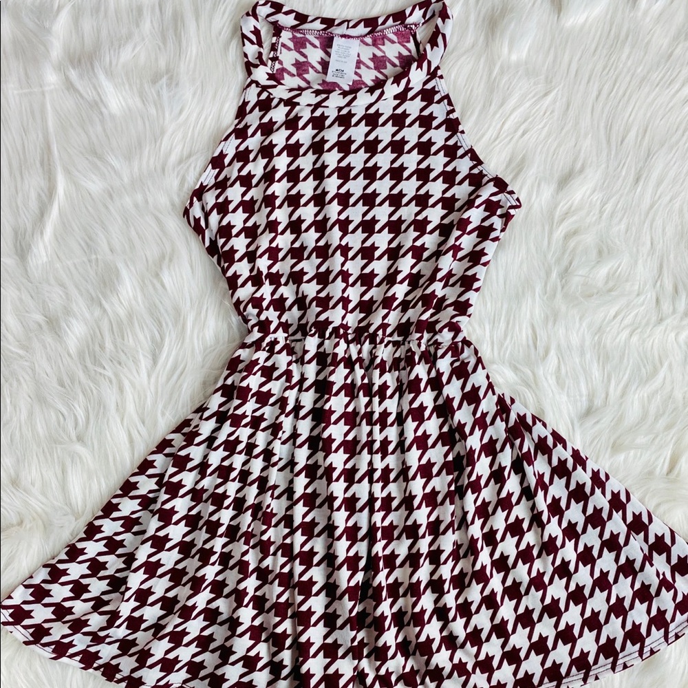Ivory and Burgundy Houndstooth Sleevless Tunic